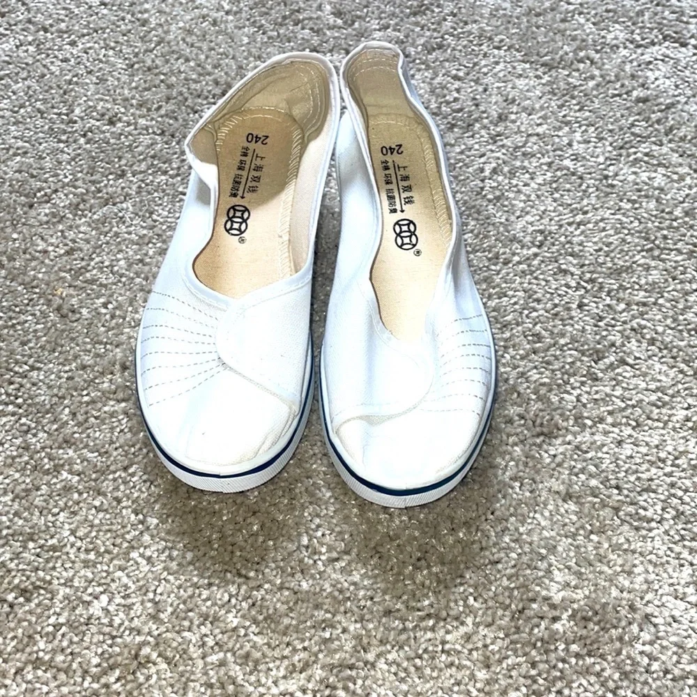 New white wedge ballet style walking shoe canvas size 7.5